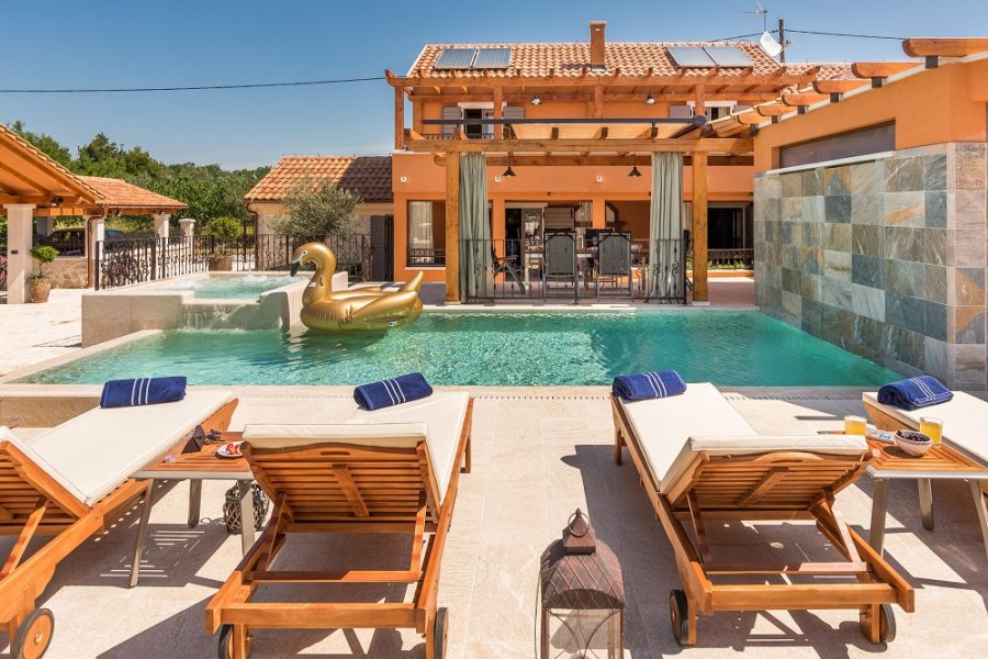 Villa Andriana mit Pool